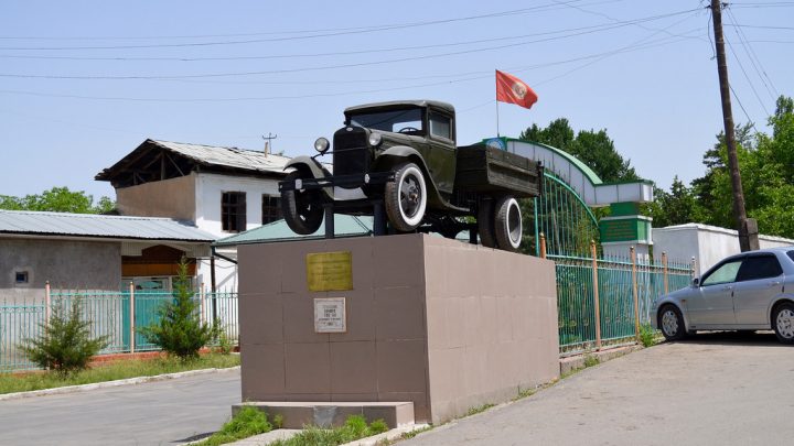 Памирский тракт. Памятник грузовику ГАЗ-АА