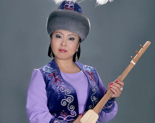 Комуздун үнү менен жүрөктөрдү багынткан артист