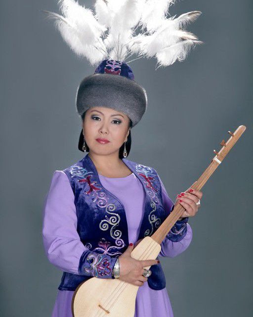 Комуздун үнү менен жүрөктөрдү багынткан артист