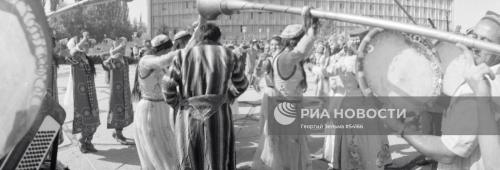 Ошане играют на национальных инструментах во время праздника урожая, 1978 г.