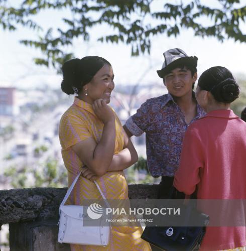 Студенты Ошского государственного педагогического института Ибарат Жусупова, Жээнбай Эргешев и Халима Келдибекова, 1974 г.