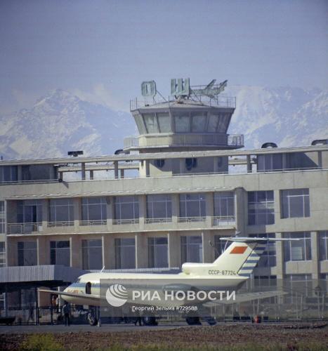 Ошский аэропорт на фоне гор, 1974 г.