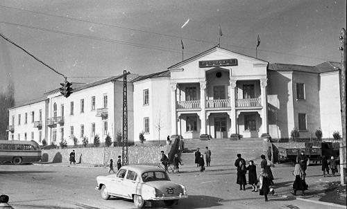 Старое здание гостиницы “Алай” недалеко от кинотеатра “Космос”. Фото из Государственного архива фото и кинодокументов КР, sputnik.kg