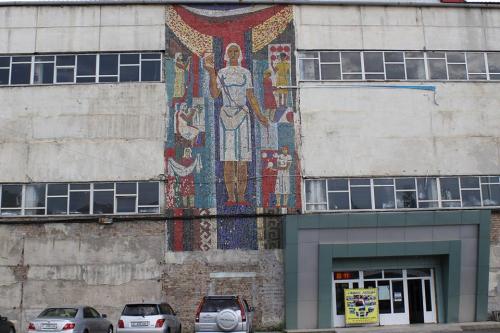 Фасад бывшего Ошского шелккомбината  имени ВЛКСМ